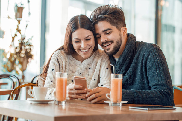 glückliches junges Paar hat Spaß im Café - Foto, Bild