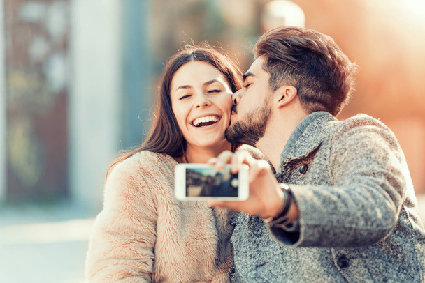glückliches junges Paar im Park - Foto, Bild