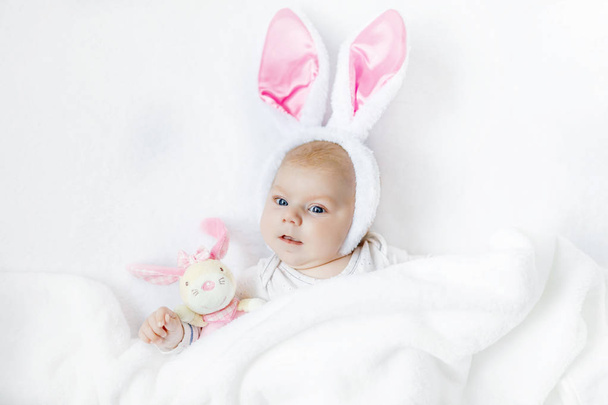 Adorable cute newborn baby girl in Easter bunny costume and ears. - Fotoğraf, Görsel