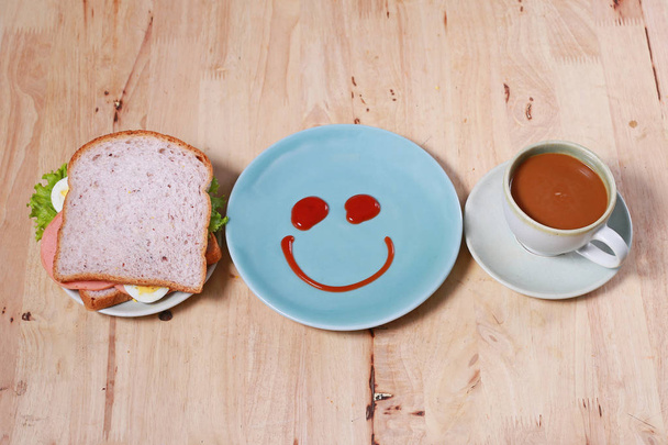 yumurtalı sandviç ve kahve ahşap masa üzerinde basit kahvaltı - Fotoğraf, Görsel