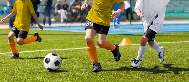 Partido de fútbol para niños. Entrenamiento y fútbol torneo de fútbol
 - Foto, imagen