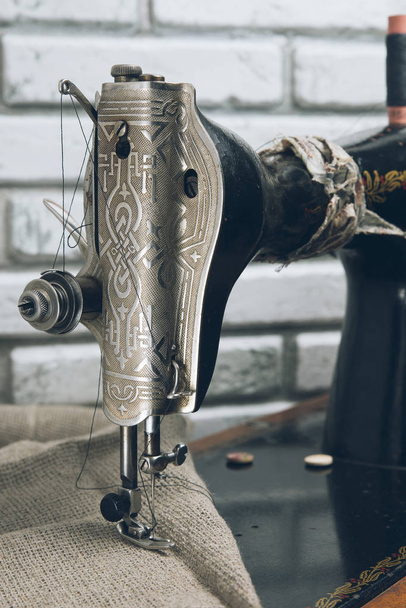 La máquina de coser vintage del volante
 - Foto, imagen
