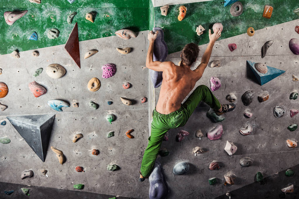 muž cvičení bouldering a horolezecké vnitřní - Fotografie, Obrázek