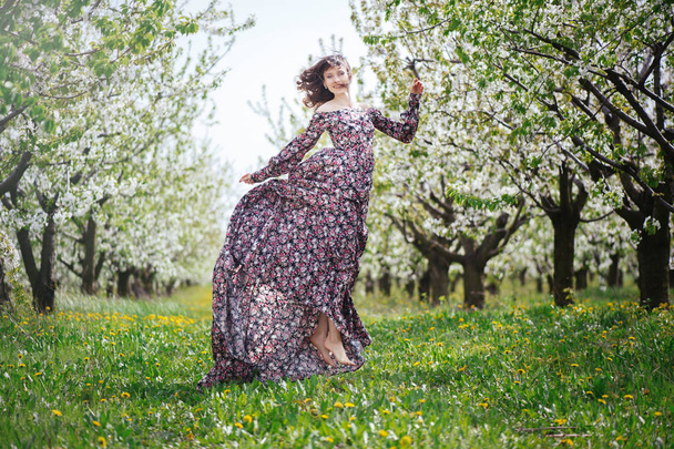 beautiful woman in dress in the gardens - Fotoğraf, Görsel
