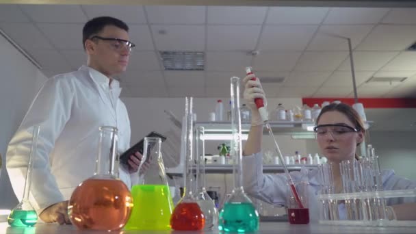 Twee wetenschappers man en vrouw in het lab. - Video