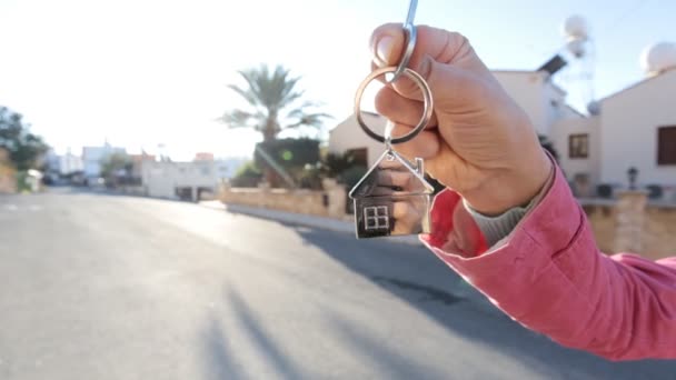 Hand hält den Schlüssel zum Haus - Filmmaterial, Video