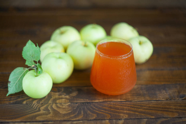 Finom, frissen facsart almalé átlátszó üvegben - Fotó, kép