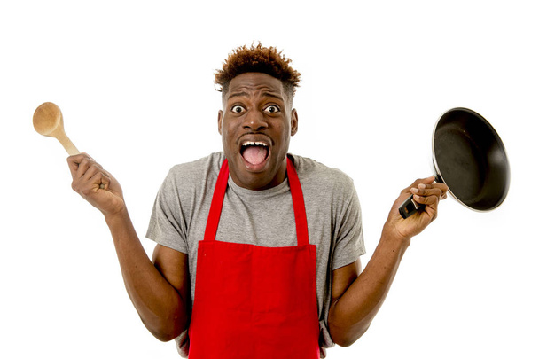 negro afroamericano hombre casa cocinero en chef delantal cocina pan y cuchara perdido y sobrecargado de trabajo
 - Foto, Imagen