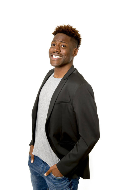 nuori ystävällinen ja onnellinen afro amerikkalainen mies hymyilee innoissaan ja poseeraa viileä ja iloinen eristetty
 - Valokuva, kuva