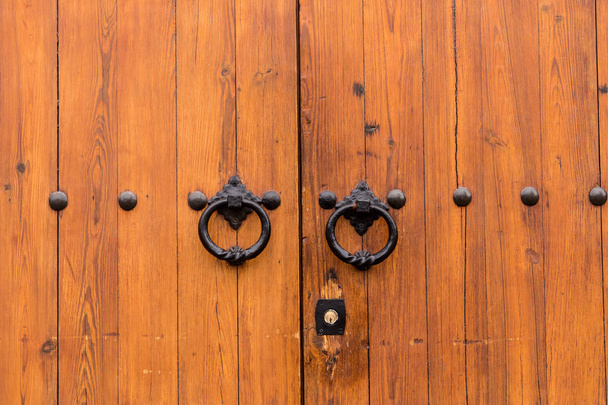 eski ahşap kapı kapı tokmağı rings ile kapalı - Fotoğraf, Görsel