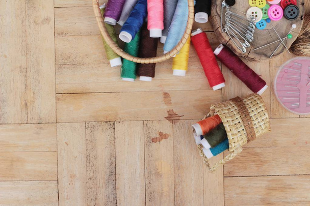 Швейные аксессуары для пошива на деревянном фоне
 - Фото, изображение