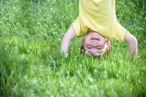Πορτρέτα ευτυχής παιδιά παίζουν ανάποδα σε εξωτερικούς χώρους το καλοκαίρι πάρκο. - Φωτογραφία, εικόνα