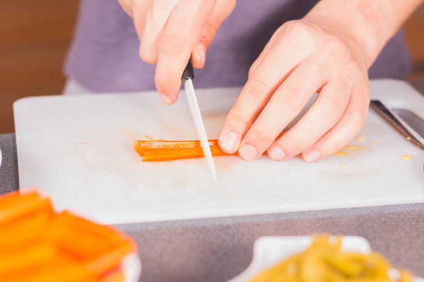 Готовить нарезанную морковь керамическим ножом
 - Фото, изображение
