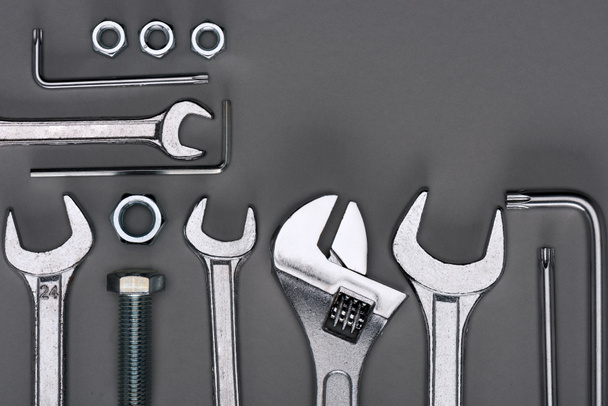 bovenaanzicht van verschillende werk tools set op grijs - Foto, afbeelding