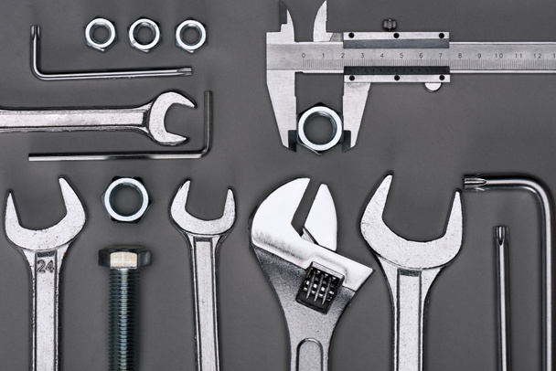 vista superior del conjunto de diversas herramientas de trabajo en gris
 - Foto, Imagen