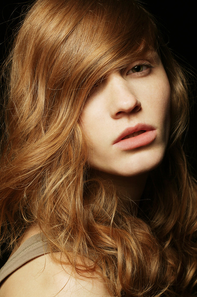 Natural hairstyle. Healthy Hair. A Beautiful red-haired Girl por - Foto, immagini