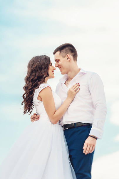 Young couple of newlyweds kissing and smiling - Foto, imagen