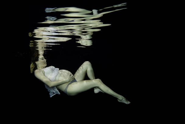 Mujer embarazada nadando bajo el agua
 - Foto, Imagen