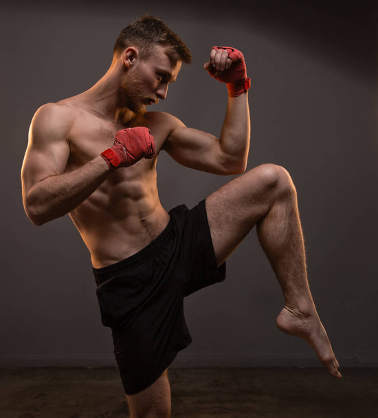 Muscolare uomo biondo con gamba in su
 - Foto, immagini