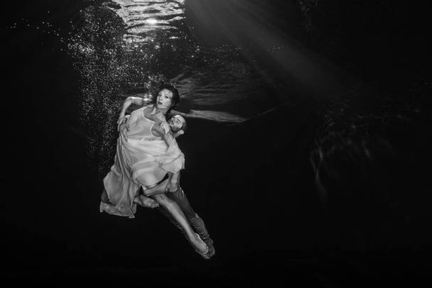 Giovane coppia di ballerini che ballano sott'acqua
 - Foto, immagini