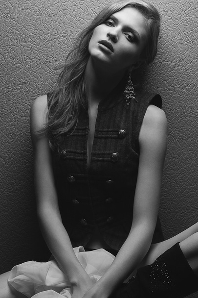 Beautiful fashion model posing over gray background. Black and w - Фото, изображение