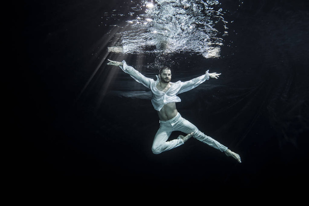 Młody tancerz mężczyzna pozowanie pod wodą - Zdjęcie, obraz