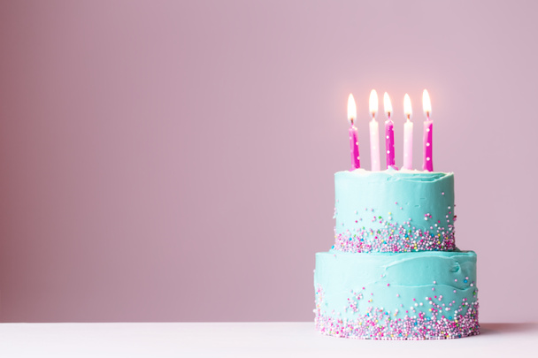 Bolo de aniversário com velas rosa
 - Foto, Imagem