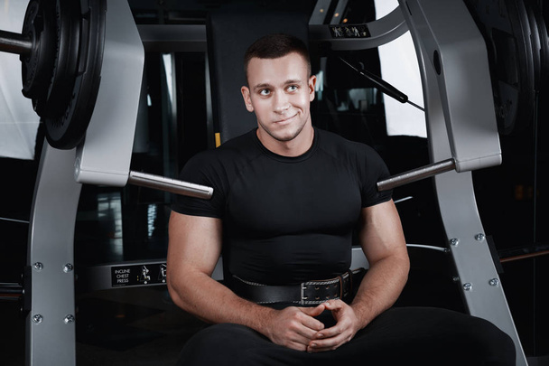 Muscular man in a gym - Foto, Imagen