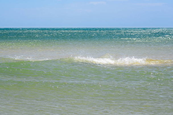 波、青い海と澄んだ空。青い空青い海の表面上の地平線のために残して。水を開きます。晴れた夏の日のオーシャン ビュー. - 写真・画像