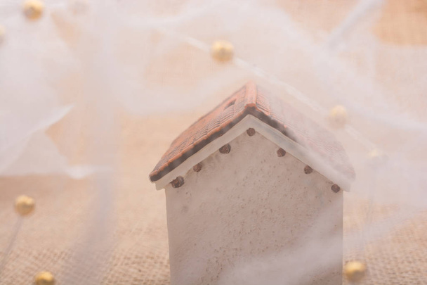 Malý model domu zabalený do látky - Fotografie, Obrázek