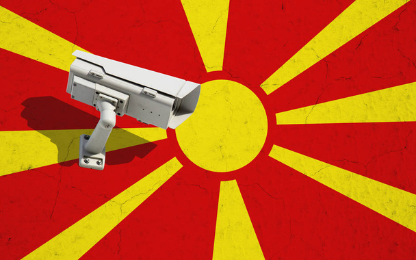 CCTV κάμερα σε φόντο της Μακεδονίας σημαία ζωγραφισμένη στον τοίχο με ρωγμές - Φωτογραφία, εικόνα