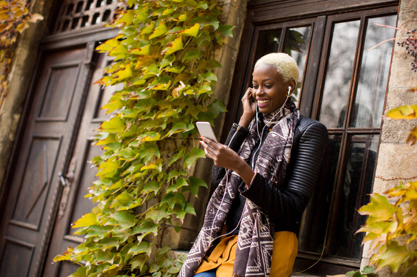 Moderni afrikkalainen amerikkalainen nainen puhelimen kanssa
 - Valokuva, kuva