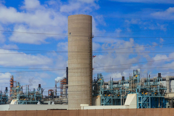 Olie- en gas industrie - raffinaderij in twilight fabriek fabriek - Foto, afbeelding