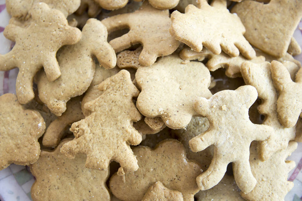 Biscoitos de gengibre de Natal na placa
 - Foto, Imagem