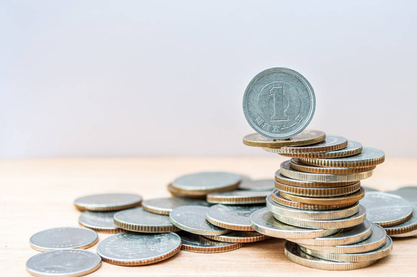 Єнська монета на інших монетах купа для фінансів та бізнес-концепції
. - Фото, зображення
