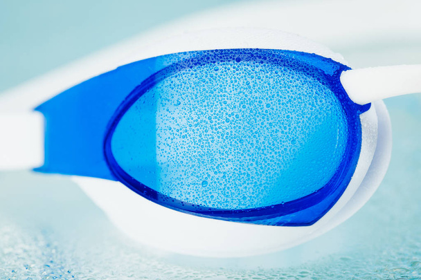 parte de gafas de baño, fondo azul
 - Foto, Imagen