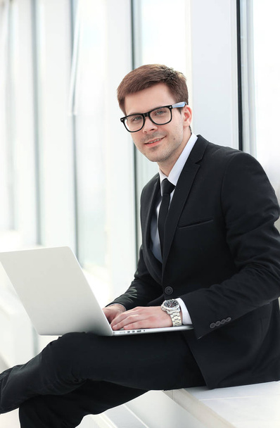 closeup -a successful businessman-blogger with a laptop sitting - Foto, Bild