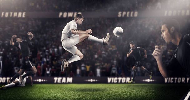 Brutale Fußballaktion in der 3D-Sportarena. reife Spieler mit Ball in schwarz-weißer Uniform - Foto, Bild