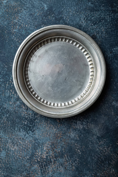 Empty metal plate on dark texture background top view, copy space - Foto, Imagen