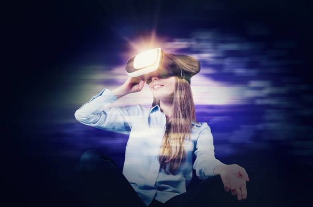 Woman wears virtual reality glasses with smartphone inside - Foto, afbeelding