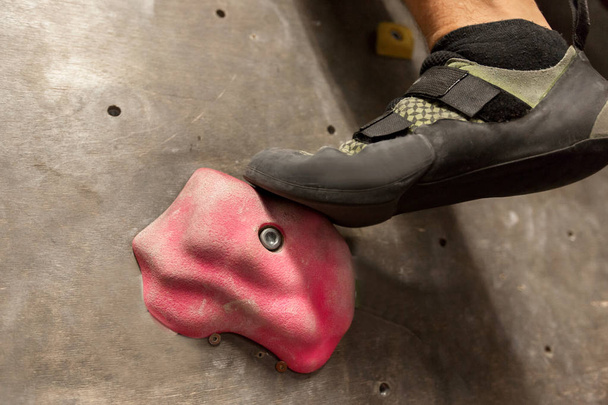 piede di uomo che si allena in palestra di arrampicata al coperto
 - Foto, immagini