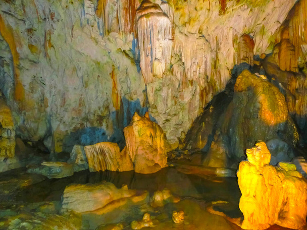 Malebné krasové prvky osvětlené v jeskyni, Postojna grotte nebo Postojnska jama, Slovinsko, Evropa - Fotografie, Obrázek