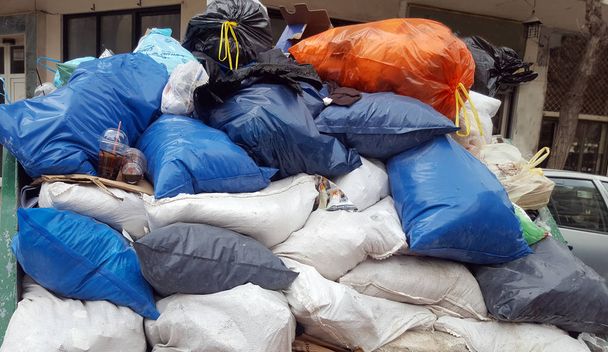 Una pila de bolsas de basura con toneladas de basura
 - Foto, imagen