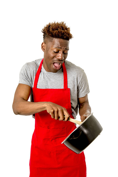 negro afroamericano hombre casa cocinero en chef delantal cocina olla y
  - Foto, Imagen