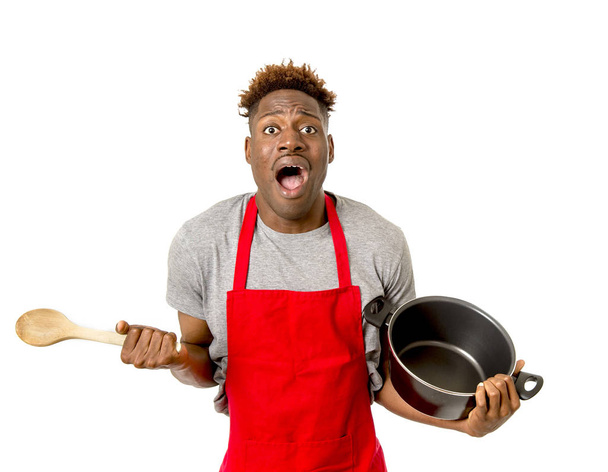 negro afro americano hombre casa cocinero en chef delantal cocina olla y cuchara perdido y sobrecargado de trabajo
 - Foto, Imagen