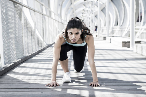 Sport nő képzés induló rács a futóverseny a városi edzés edzés - Fotó, kép