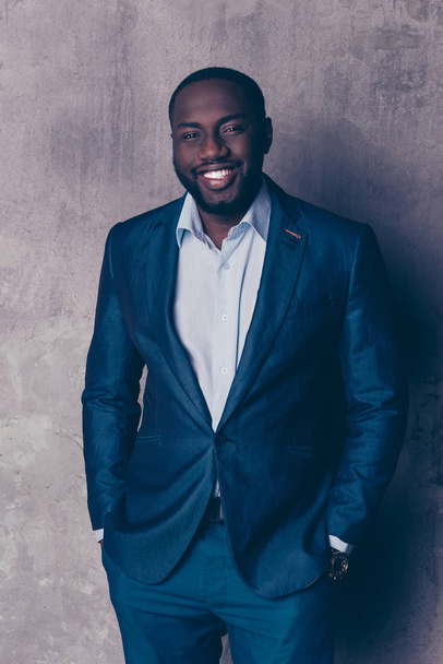 Portrait of handsome afroamerican man in stylish suit holding ha - Foto, afbeelding