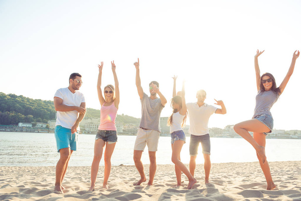 Beach party. Six best friends having fun - Φωτογραφία, εικόνα