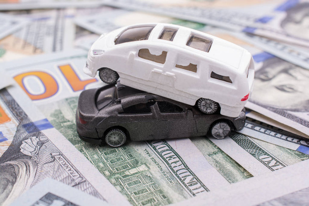 Model cars placed  US dollar banknotes  - 写真・画像