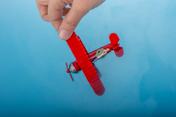 Avião modelo e uma estatueta homem na água
 - Foto, Imagem